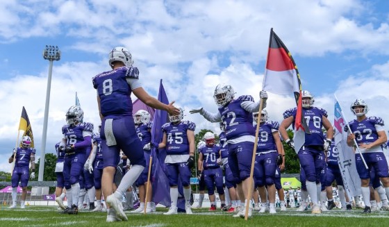 Am Sonntag (15. Juni) wird das Sportgelände an der Reutlinger Kreuzeiche zur Bühne für große Taten – auf und abseits des Spielfelds. Beim „Hero Day 2025“ empfangen die Reutlingen Eagles die Fellbach Warriors und feiern gemeinsam mit ihren Fans die Heldinnen und Helden des Alltags.